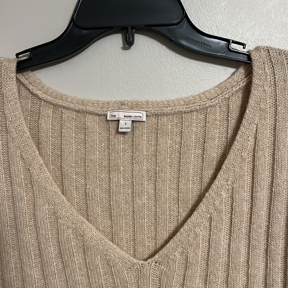 Gap Design & Crafted Ribbed Knit V Neck Sweater - Picture 2 of 13